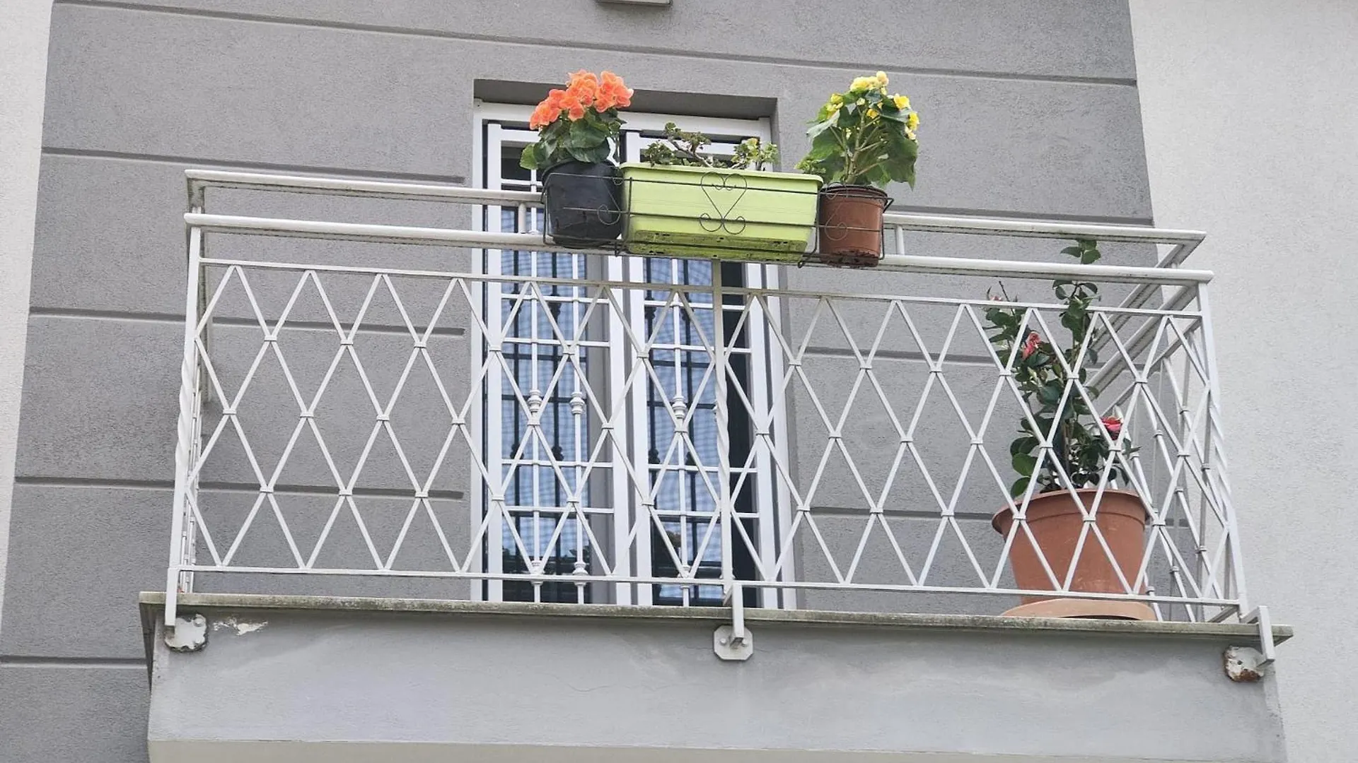 Apartment Grigio Perla Panigale, Villetta Di Pregio Con Giardino E Parcheggio Privato Gratuito Fino A Tre Posti Auto Bologna