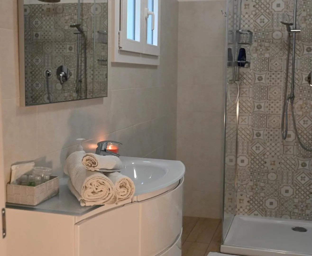 Appartamento Grigio Perla Residenza, casa indipendente con parcheggio privato e giardino Bologna 0*,